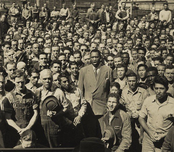 Paul Robeson with Moore Shipyard workers, singing the Star Spangled Banner
